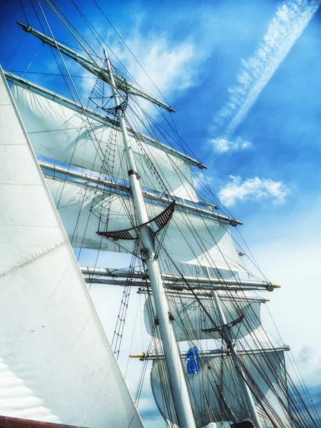 Вітрила, щогла і мотузки вид знизу класичного вітрильного корабля . — стокове фото