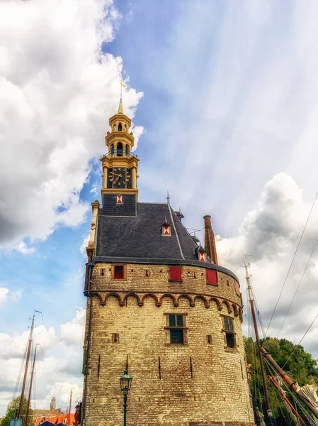 Historische toren en steiger in het centrum van Hoorn — Stockfoto