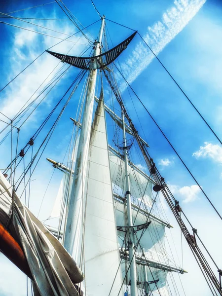 Вид на паруса, мачты и канаты снизу классического парусного судна . — стоковое фото