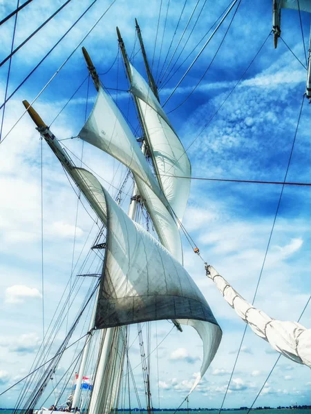 Sails, mast and ropes view from below of a classic sailing ship. — Stock Photo, Image