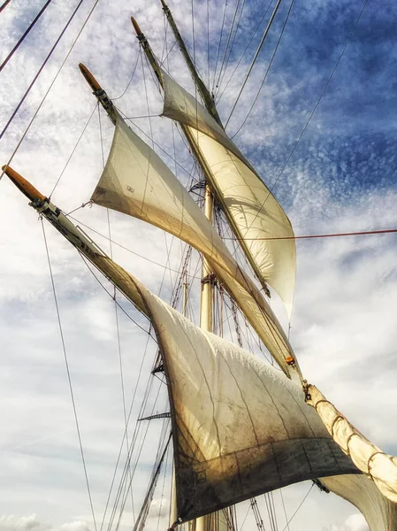 Sails, mast and ropes view from below of a classic sailing ship. — Stock Photo, Image