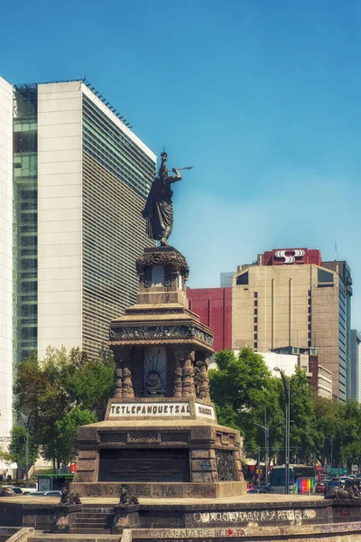 Estatua del gobernante azteca Cuauhtemoc en Paseo de la Reforma, México —  Fotos de Stock