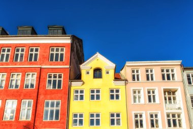 Kopenhag Nyhavn çok renkli ev cephe