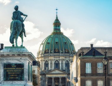Frederick V heykeli Amalienborg Palace Sq merkezinde