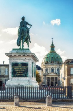 Frederick V heykeli Amalienborg Palace Sq merkezinde