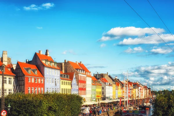 Schilderachtige zomer weergave van Nyhavn pier met kleur gebouwen in de Ol — Stockfoto