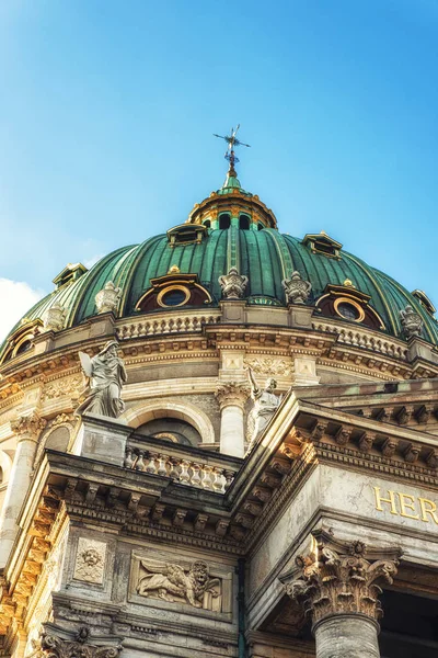 Kupolen på Frederiks-kyrkan (danska: Frederiks Kirke) på F — Stockfoto