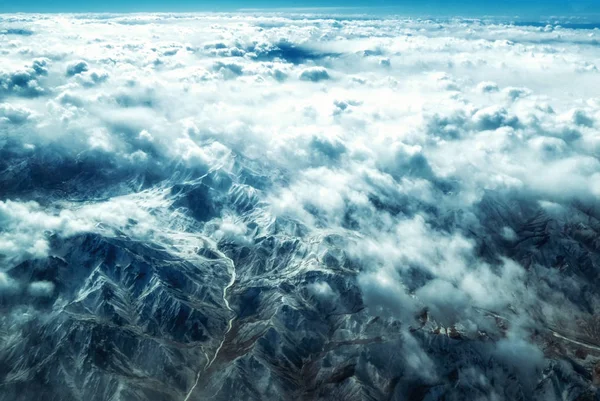 Dağların ve bulutların tepesindeki hava manzarası