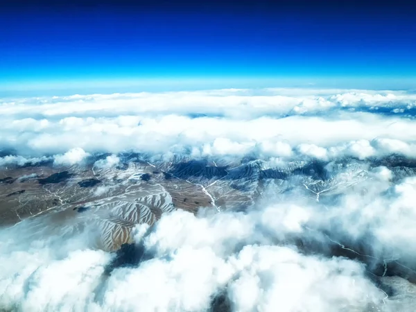 山頂の山や雲の空中ビュー — ストック写真