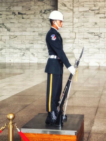 Guard at the Chiang Kai-Shek Memorial Hall in Taipei — Stock Photo, Image