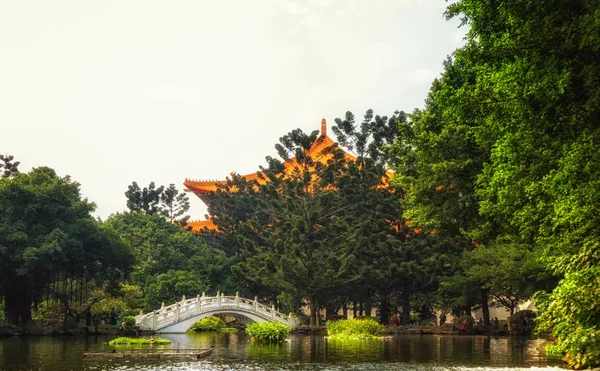 Brug over de tuin vijver op Liberty Square, Taipei, Taiwan — Stockfoto