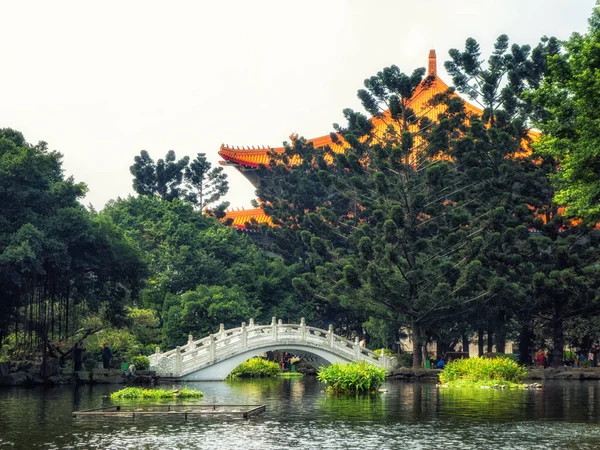 Γέφυρα πάνω από τη λίμνη κήπων στην πλατεία Ελευθερίας, Ταϊπέι, Ταϊβάν — Φωτογραφία Αρχείου