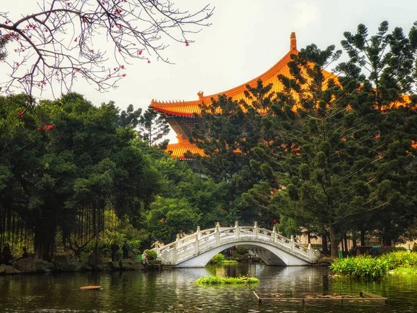 Brug over de tuin vijver op Liberty Square, Taipei, Taiwan — Stockfoto