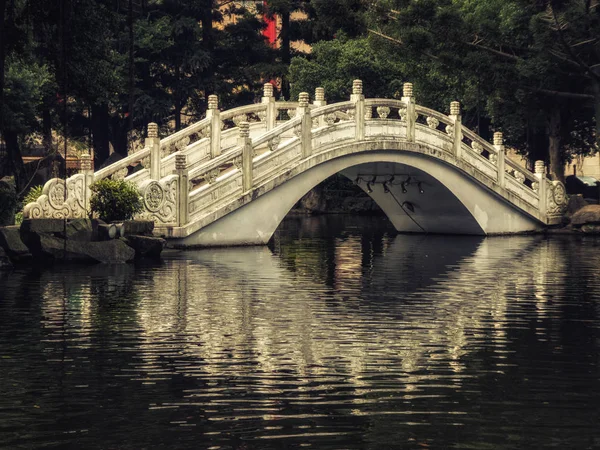 Puente sobre el estanque del jardín en Liberty Square, Taipéi, Taiwán — Foto de Stock