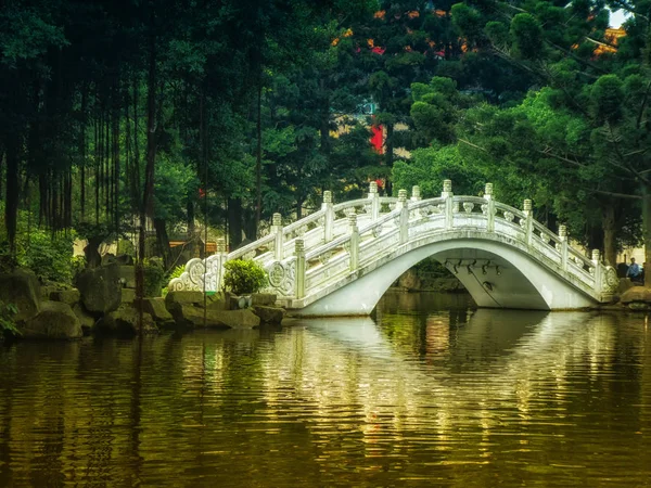 Puente sobre el estanque del jardín en Liberty Square, Taipéi, Taiwán — Foto de Stock
