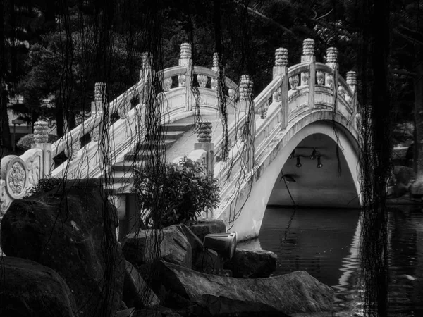 Γέφυρα πάνω από τη λίμνη κήπων στην πλατεία Ελευθερίας, Ταϊπέι, Ταϊβάν — Φωτογραφία Αρχείου