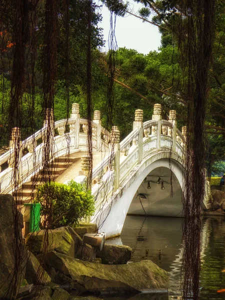 Bridge over the garden pond at Liberty Square, Taipei, Taiwan — Stock Photo, Image