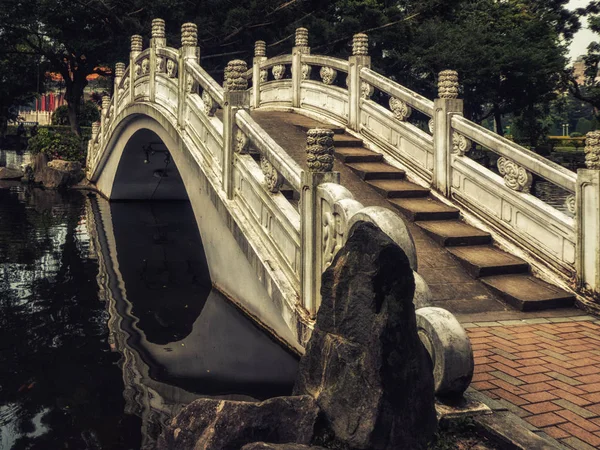Özgürlük Meydanı, Taipei, Tayvan Bahçe gölet üzerinde köprü — Stok fotoğraf