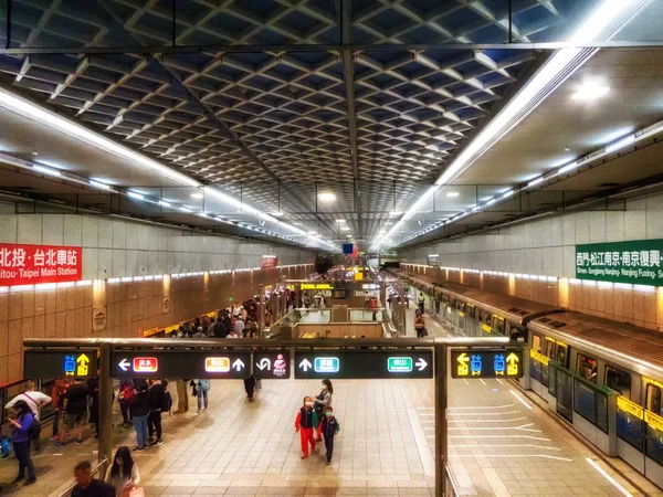 สถานีรถไฟใต้ดินใต้ดินไทเป ไต้หวัน — ภาพถ่ายสต็อก