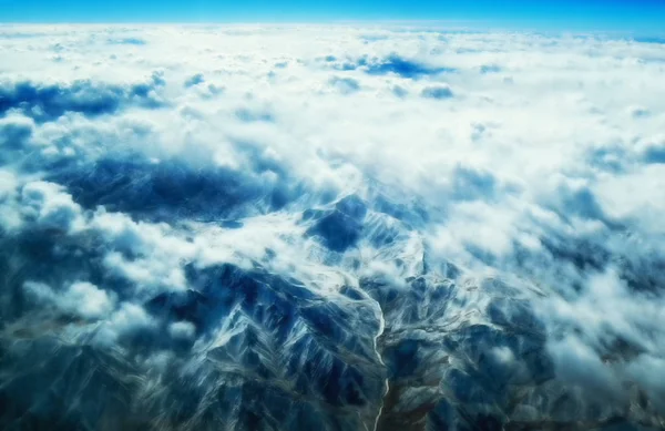 Letecký pohled na hory a mraky na vrcholu — Stock fotografie