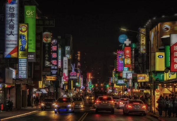 Taipei vida nocturna luces de neón taxis concurridas calles de la ciudad — Foto de Stock
