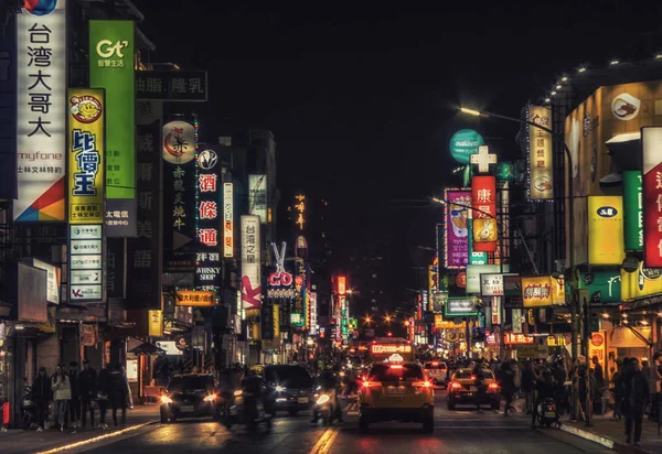 Kehidupan malam Taipei lampu neon taksi ramai jalan-jalan kota — Stok Foto