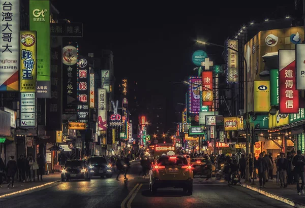 Taipei vie nocturne néon lumières taxis bondés rues de la ville — Photo