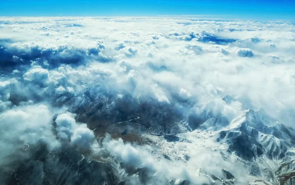 Letecký pohled na hory a mraky na vrcholu — Stock fotografie