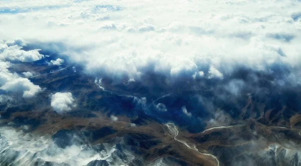 Vue aérienne des montagnes et des nuages sur le dessus — Photo