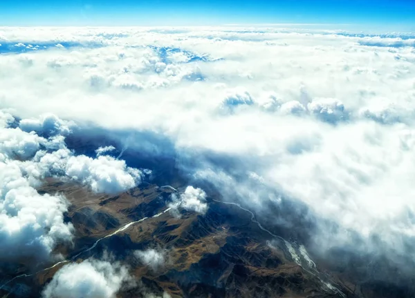 Vista aérea de montanhas e nuvens no topo — Fotografia de Stock