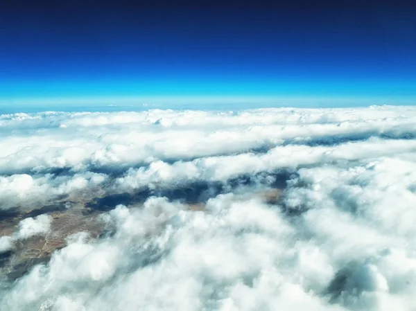 山頂の山や雲の空中ビュー — ストック写真