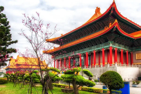 Ulusal Tiyatro ve konser salonu Chiang Kai-Shek memorial yakınındaki — Stok fotoğraf