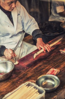 Japon Şef Unagi balık yemek için hazırlanıyor.