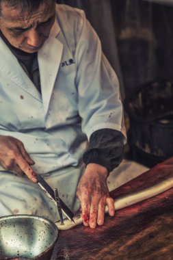 Japon Şef Unagi balık yemek için hazırlanıyor.