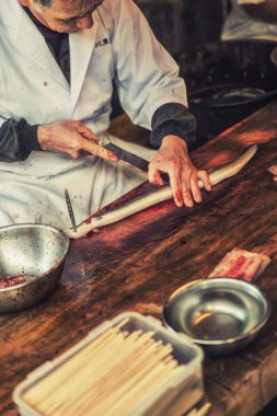 Japon Şef Unagi balık yemek için hazırlanıyor.
