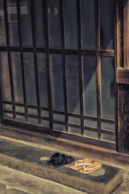 Geta sandalet Japon sürgülü kapı.