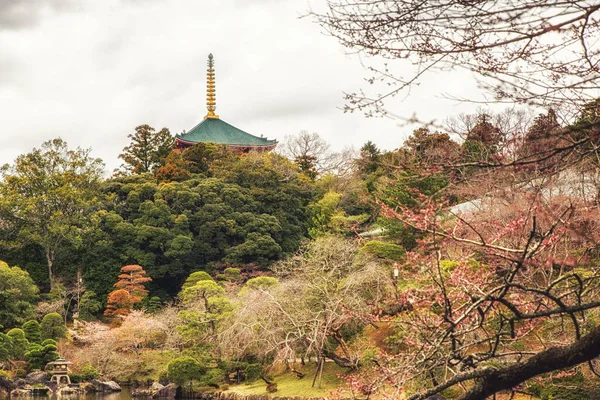 Traditioneller japanischer Tempelstil im Garten — Stockfoto