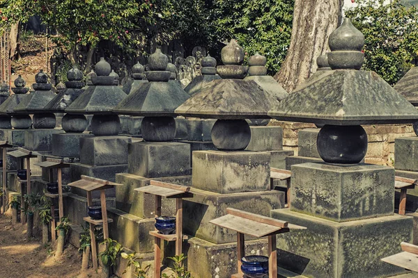 Похоронные урны, храм Наритасан Синсёдзи, Нарита, Тиба, Япония — стоковое фото
