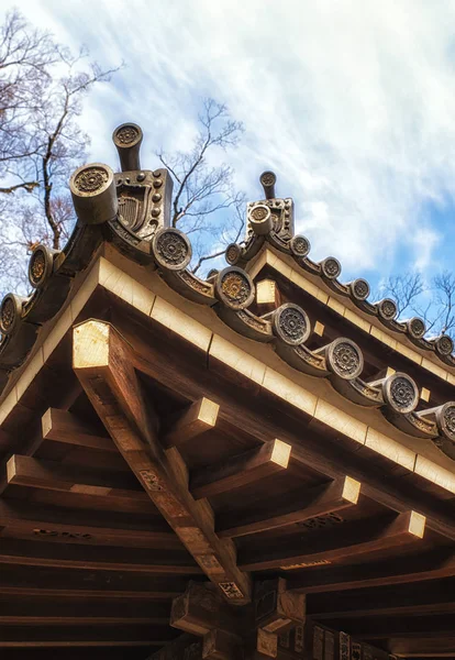 Beau détail de toit de temple bouddhiste — Photo