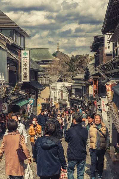 Compras de turistas en la calle Omotesando — Foto de Stock