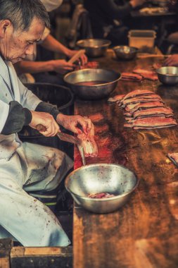 Japon Şef Unagi balık yemek için hazırlanıyor.