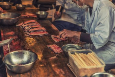 Japon Şef Unagi balık yemek için hazırlanıyor.