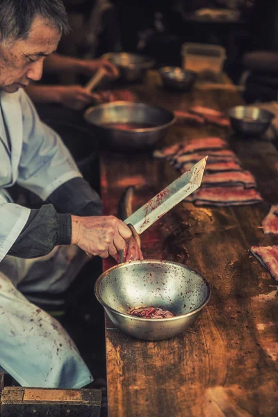 Japon Şef Unagi balık yemek için hazırlanıyor.