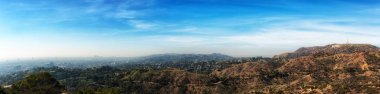 Los Angeles, Ca, Amerika Birleşik Devletleri - 02 Şubat 2018: Panorama görünümünü Hollywood Hills Hollywood Sign ile güneşli