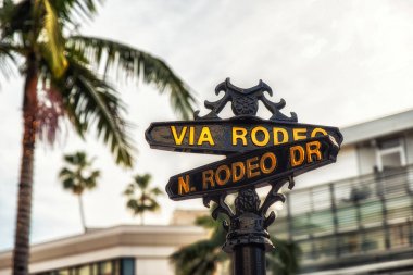 Los Angeles, Ca, Amerika Birleşik Devletleri - 02 Şubat 2018: Palmiye ağaçları Beverly Hills Rodeo Drive işaretiyle