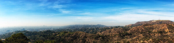 Лос-Анджелес, штат Калифорния, США - 02 февраля 2018 года: вид на Голливудские холмы с The Hollywood Sign в солнечный день
