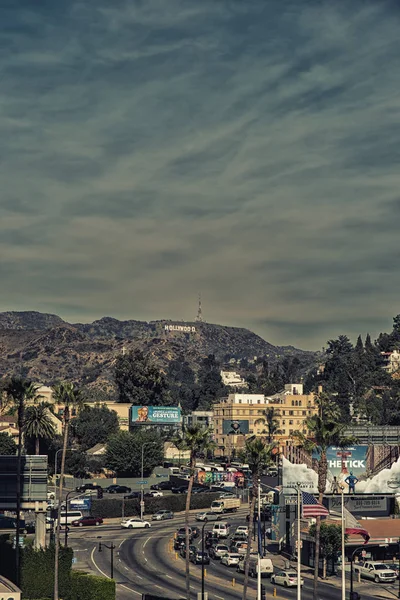 ロサンゼルス カリフォルニア州 アメリカ合衆国 2018 交通渋滞 ハリウッドでは バック グラウンドで有名なサイン — ストック写真