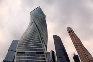 Bir bulutlu gökyüzü altında iş ofis binaları.