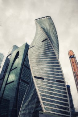 Bir bulutlu gökyüzü altında iş ofis binaları.