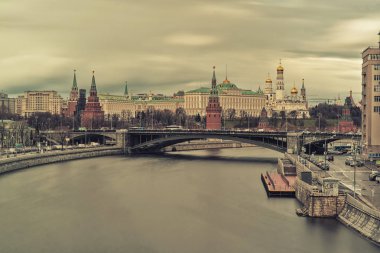 Moskova Kremlin ve M üzerinde Bolshoy Kamenny köprü görünümü